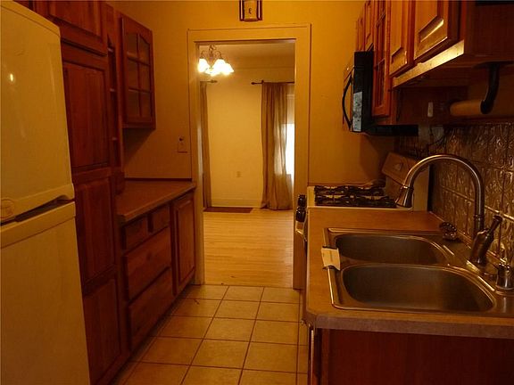4th image of 26 Lewis Ave
