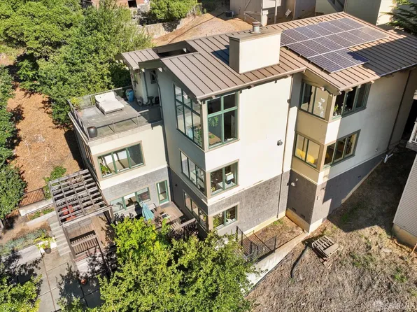 6833 Armour Dr, Oakland, CA 94611