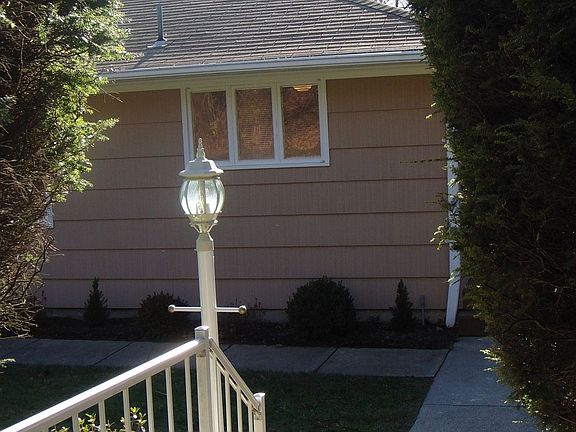 Entrance between the hedges