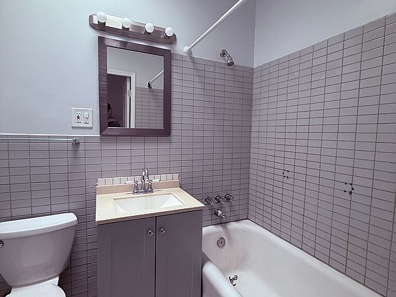 5th image of 3015-25 N Milwaukee Ave #211