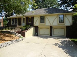 700 NW Delwood Dr, Blue Springs, MO 64015