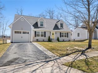 26 Hunting Ridge Dr, Mystic, CT 06355