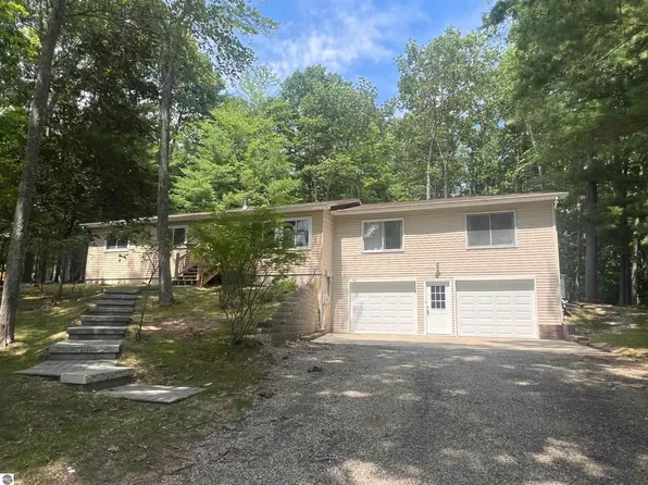 315 Timber Hill Dr, Traverse City, MI 49696