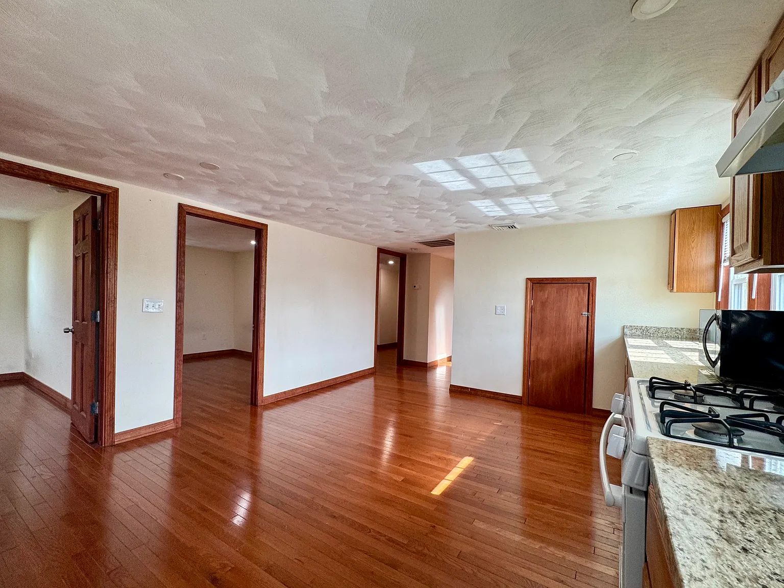 3 bed, 1050 sqft, $2,000 — Photo 2