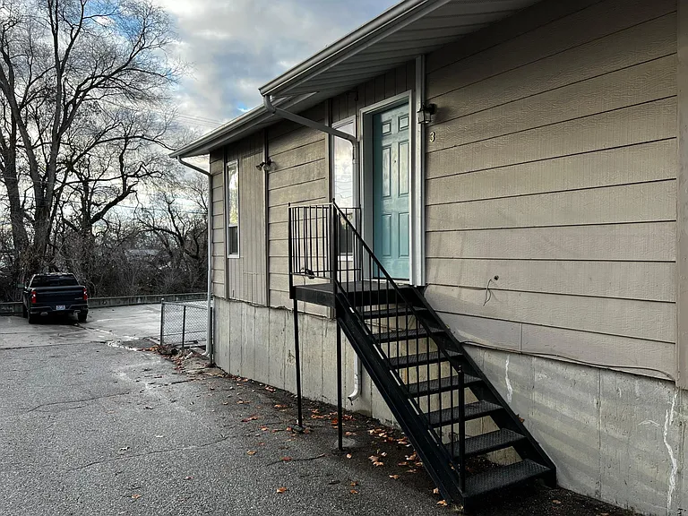 423 N Main St — Photo 2