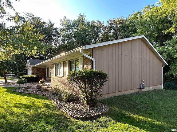 3rd image of 2233 Oakwood Ct