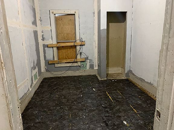 2nd image of 1035 W 15th St
