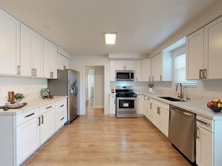 5060 Hazeltine Ave #18 — Photo 1