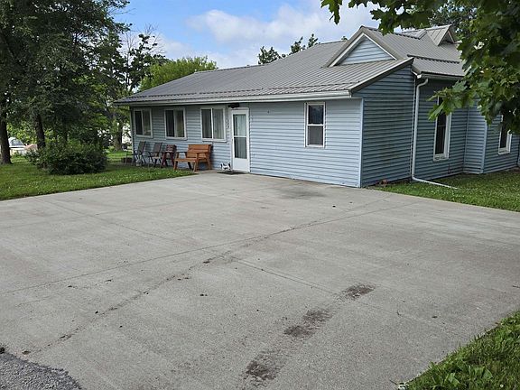 3rd image of 1304 SE Poplar St