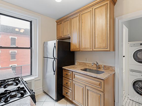 5th image of 300 E 76th St APT B1