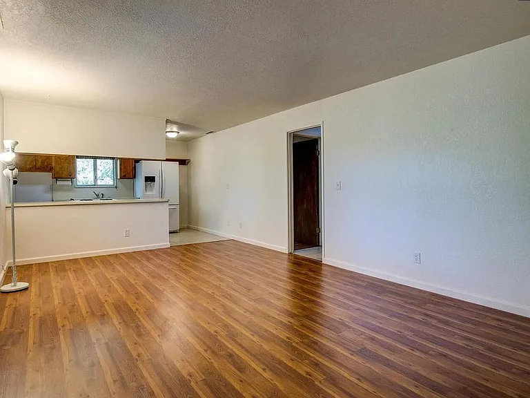 22129 Feather River Dr — Photo 4