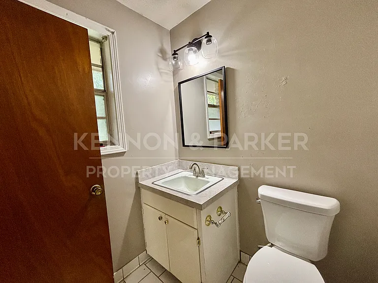 8001 Twin Chapel Dr — Photo 17