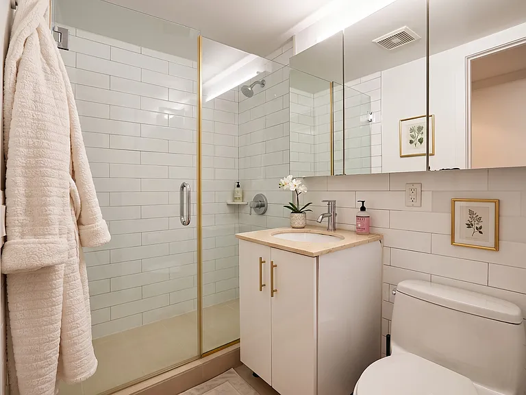 203 E 4th St #6 — Photo 7