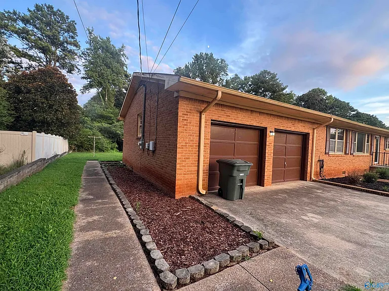 2103 Shannonhouse Rd SW — Photo 2