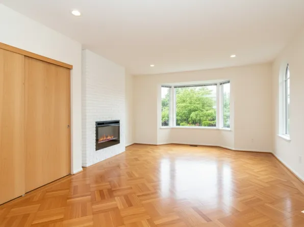 3894 Triumph St #1, Burnaby, BC V5C 1Y7