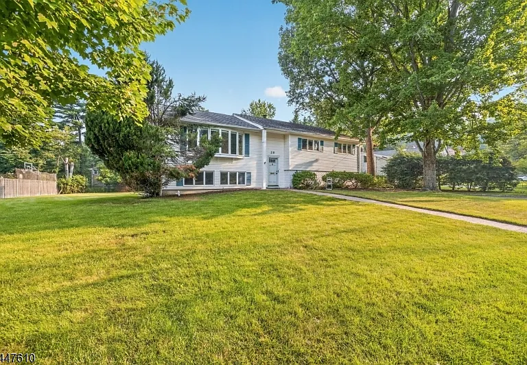 29 Tiffany Dr — Photo 2