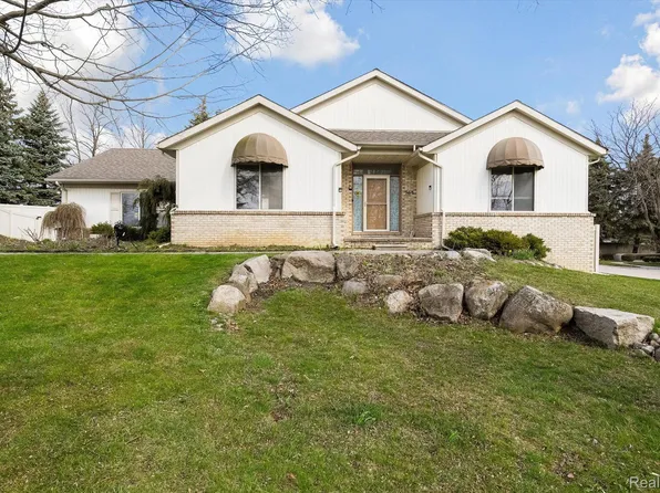 968 Cricket Cove Dr, Troy, MI 48084