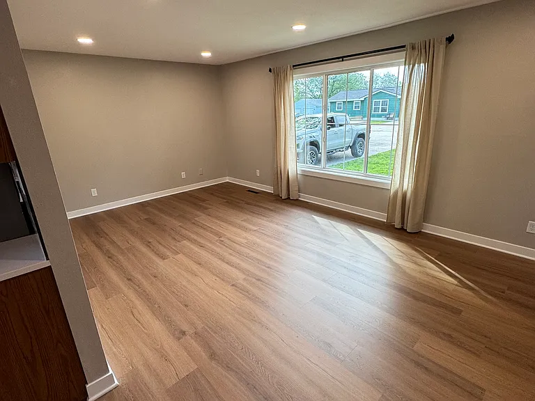 2324 Elm St — Photo 2