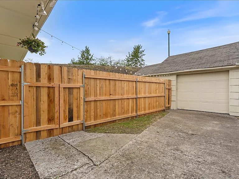 114 Cherry St NW — Photo 32