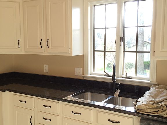 5th image of 500 Woodbury Ct
