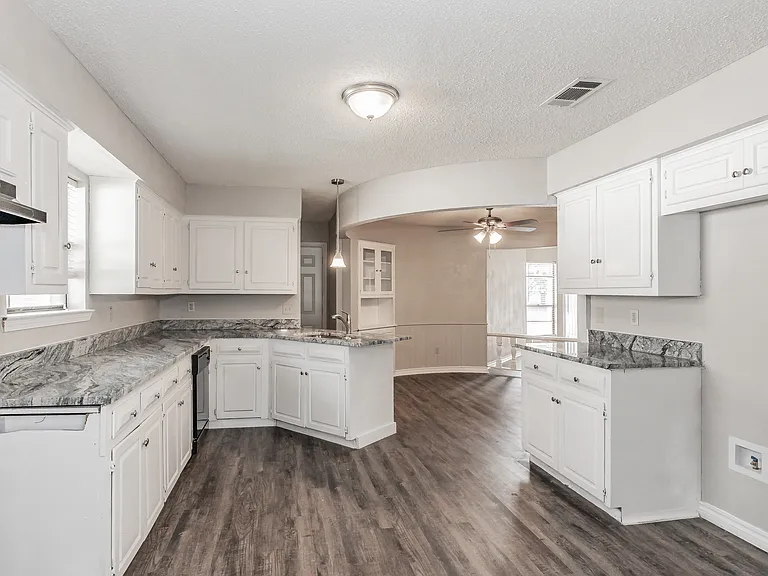 3008 Apple Valley Dr — Photo 9