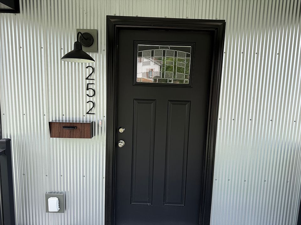 1st image of 252 Front Ave SE Front 252