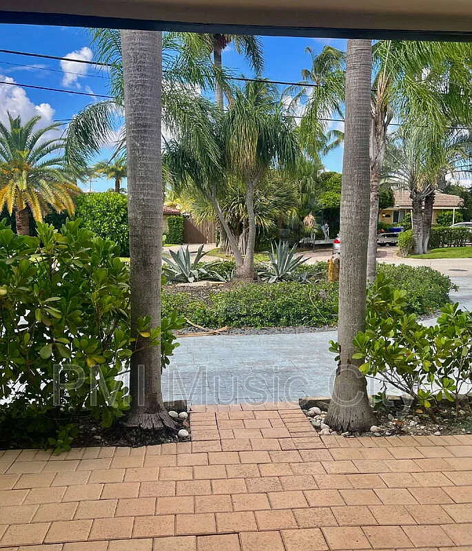 2 bed, 2.0 bath, 1715 sqft, $7,900 — Photo 4