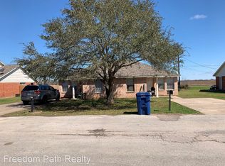 208 Hunters Ln, Eagle Lake, TX 77434