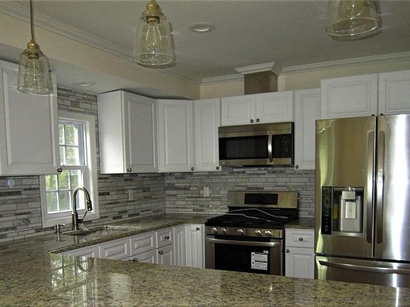 4th image of 27 Columbia Dr