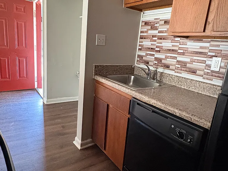 1122 Southwood Dr #4 — Photo 8