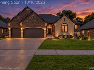 1060 Birkshire Rdg, Rochester Hills, MI 48307