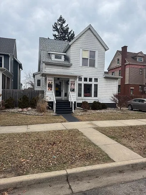 211 W 10th St photo 1