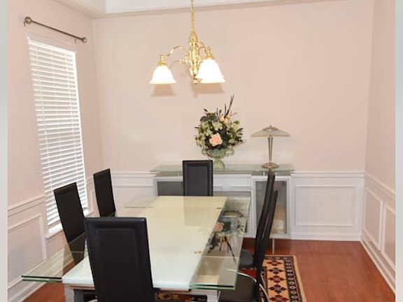 Large Dining Room W Hrdwd Fl