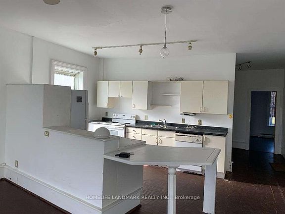2nd image of 92 King St W