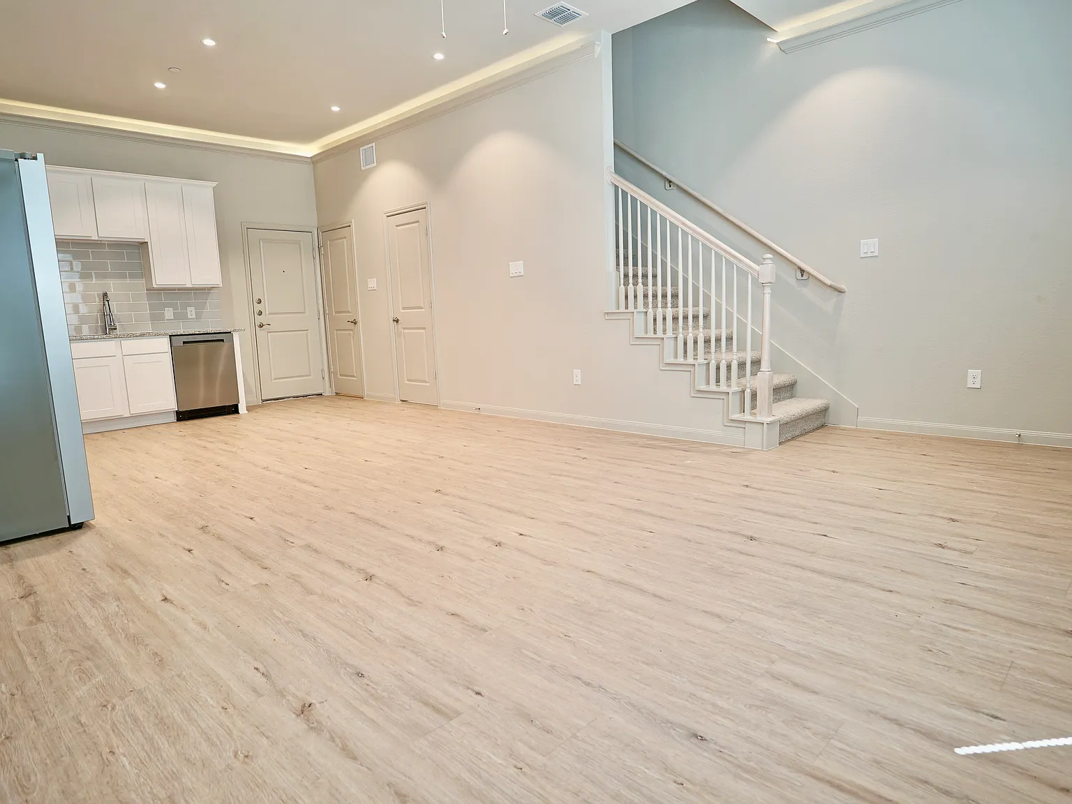 2 bed, 1.5 bath, 1330 sqft, $1,599 — Photo 3