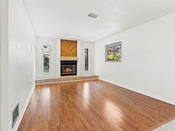 5th image of 2239R Willowbrook Dr