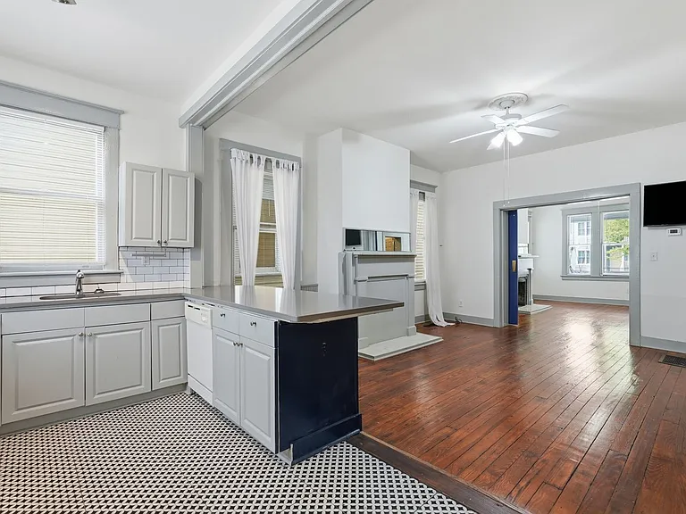 538 E Waldburg St — Photo 24