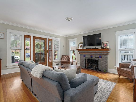 5th image of 636 E Delmar Street