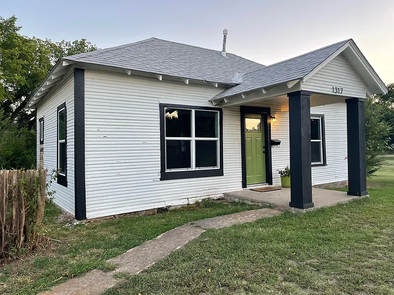 1317 E Broadway St — Photo 2