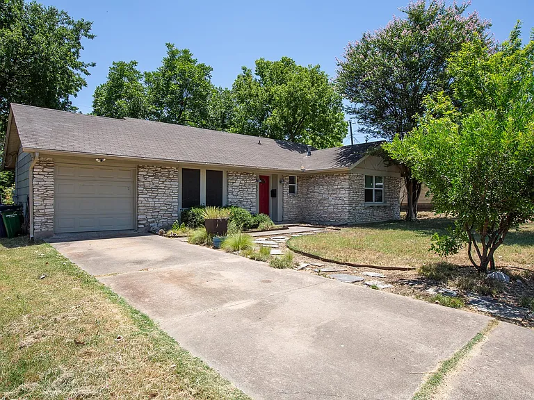 8511 Jamestown Dr — Photo 3