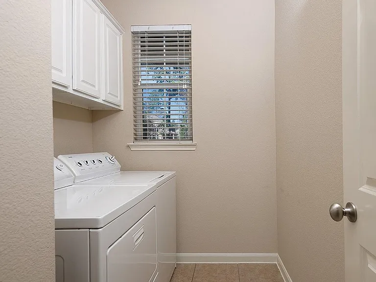 50 E Pipers Green St — Photo 9