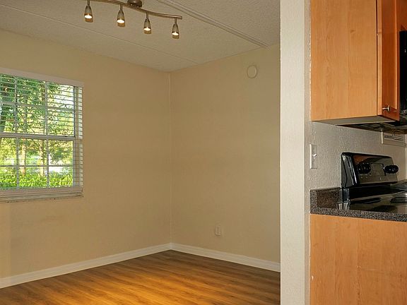 5th image of 101 Lewfield Cir