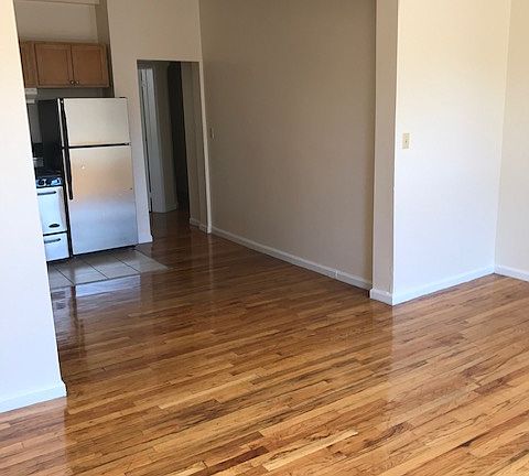 3rd image of 211 W 85th St APT 5W