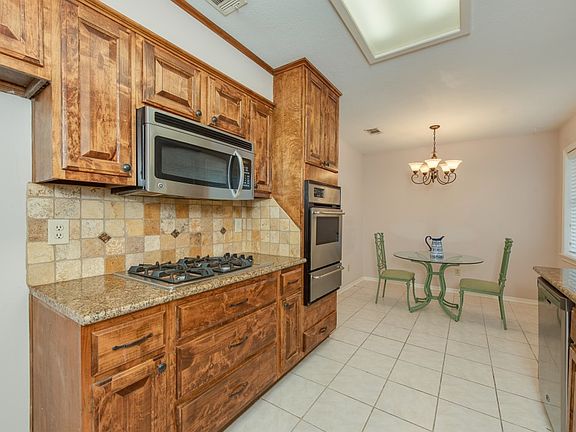 4th image of 3701 Valley Oaks Dr