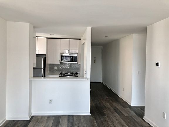 3rd image of 520 W 43rd St APT 15A