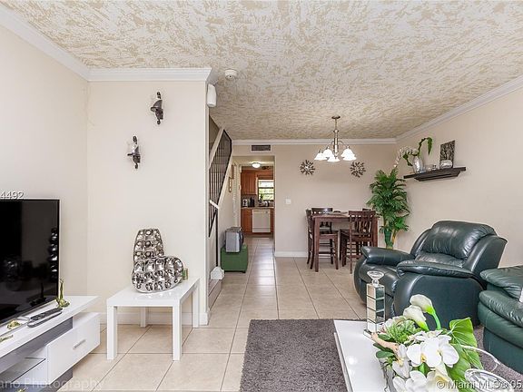 4th image of 1460 W 43rd Pl APT 207