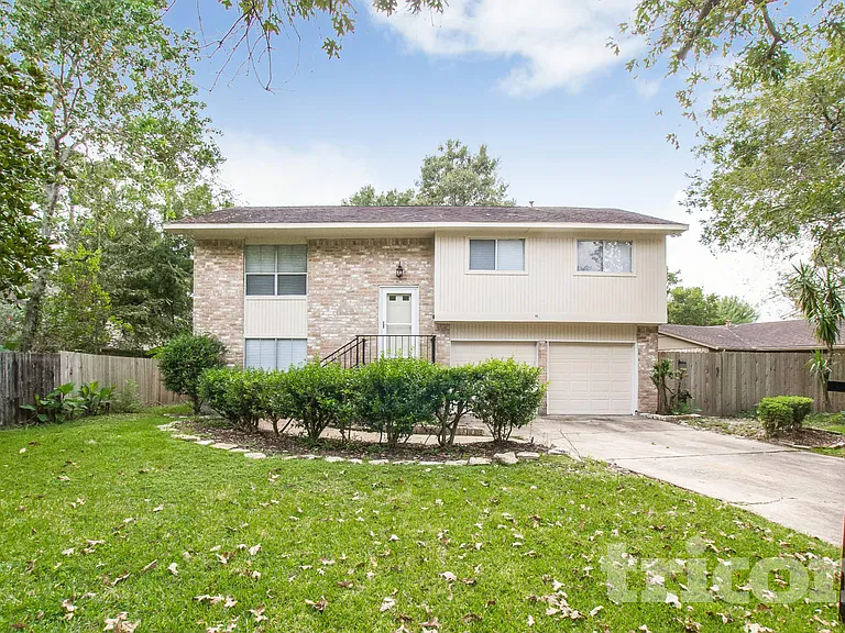 8610 Pine Shores Dr — Photo 1