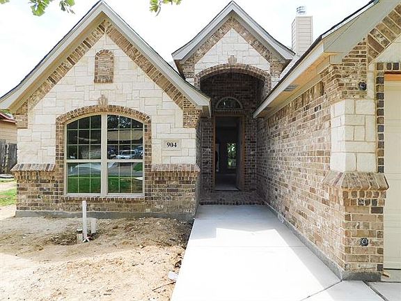 4th image of 904 Harrison Dr