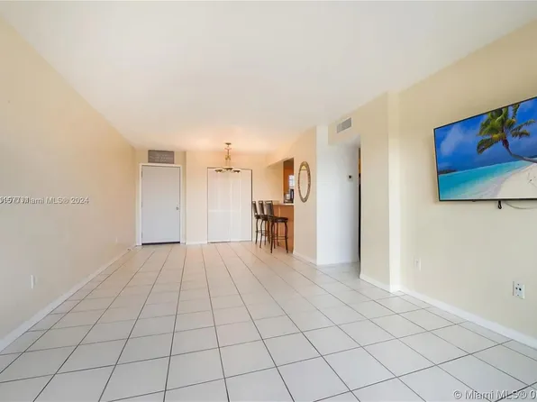 8895 Fontainebleau Blvd APT 503, Miami, FL 33172