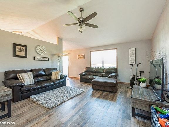 2nd image of 3072 Hamlin Dr